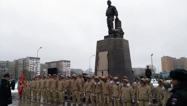 Церемония открытия памятника офицеру Александру Прохоренко, погибшему в Сирии, в Оренбурге. 4 ноября 2017