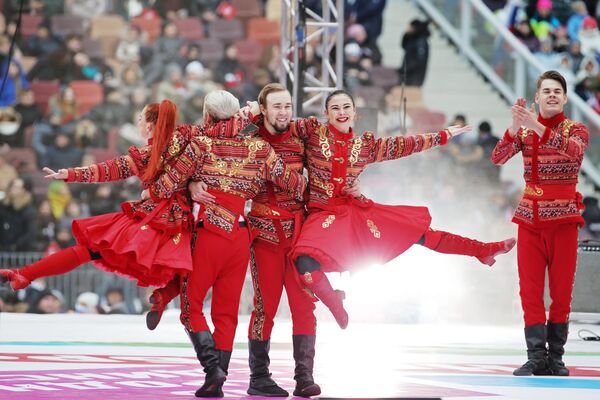 Артисты выступают на сцене во время митинг-концерта Россия объединяет! в Москве. 4 ноября 2017