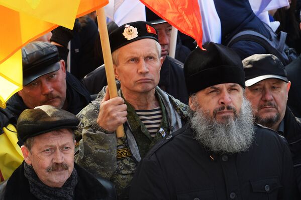 Участники митинга-концерта в честь Дня народного единства на Корабельной набережной во Владивостоке. 4 ноября 2017