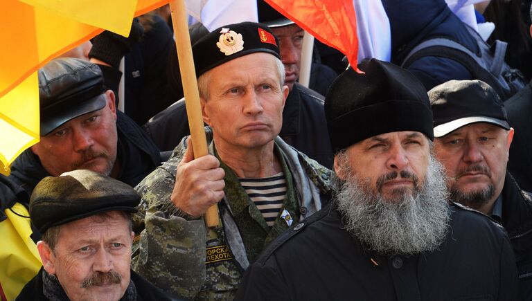 Участники митинга-концерта в честь Дня народного единства на Корабельной набережной во Владивостоке. 4 ноября 2017