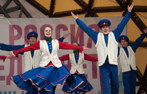 Выступление артистов на Ново-Соборной площади Томска во время празднования Дня народного единства. 4 ноября 2017