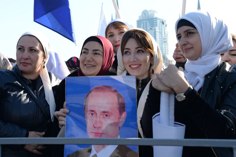 Участники митинга в центре Грозного, посвященного Дню народного единства. 4 ноября 2017