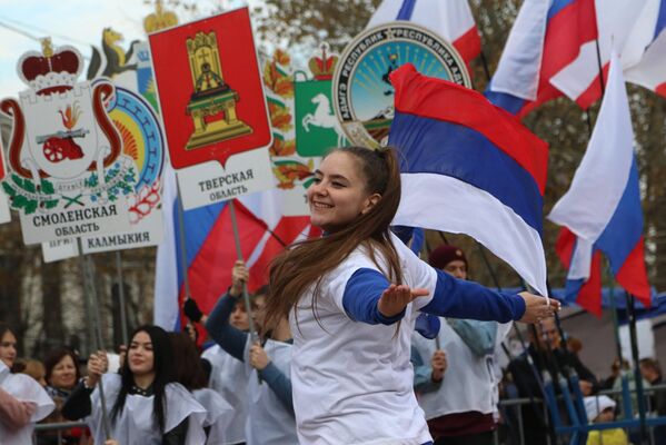 Участники театральной постановки с выносом 85 гербов субъектов России на праздновании Дня народного единства в Симферополе. 4 ноября 2017
