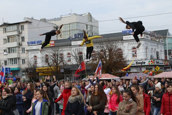 Жители Симферополя во время празднования Дня народного единства. 4 ноября 2017