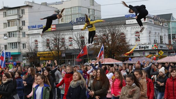 Жители Симферополя во время празднования Дня народного единства. 4 ноября 2017