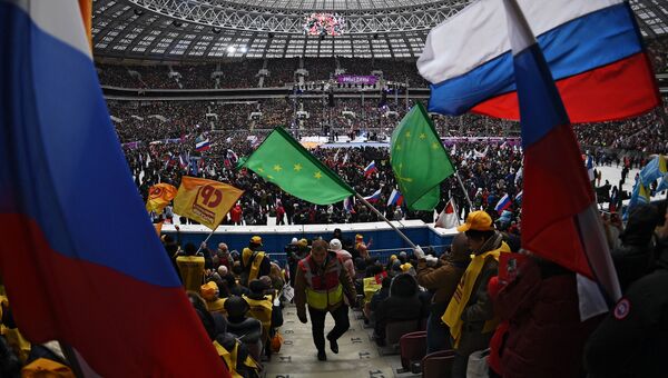 Зрители на митинг-концерте Россия объединяет! на большой спортивной арене Лужники в Москве. 4 ноября 2017