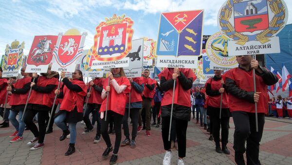 Участники театральной постановки с выносом 85 гербов субъектов России на праздновании Дня народного единства в Симферополе. 4 ноября 2017