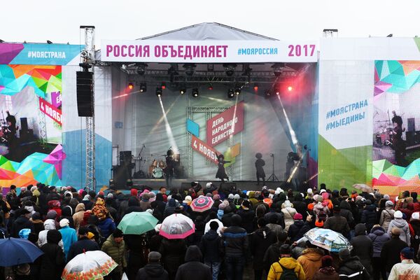 Артисты выступают на праздновании Дня народного единства на площади имени Ленина в Новосибирске. 4 ноября 2017