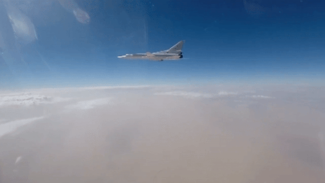 Авиаудары дальних бомбардировщиков Ту-22М3 по объектам ИГИЛ в Сирии gif