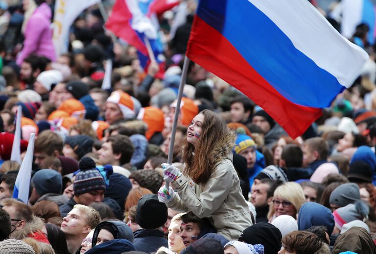 Посетители перед началом митинг-концерта Россия объединяет! на большой спортивной арене Лужники в Москве. 4 ноября 2017