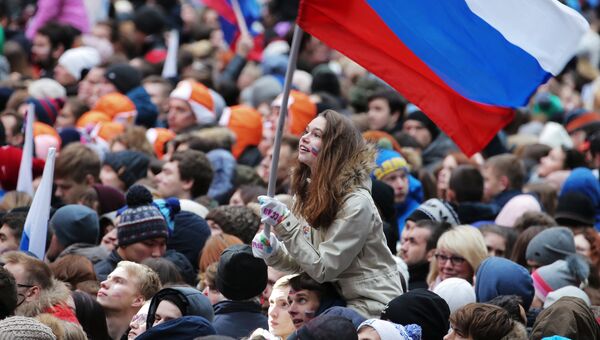 Посетители перед началом митинг-концерта Россия объединяет! на большой спортивной арене Лужники в Москве. 4 ноября 2017