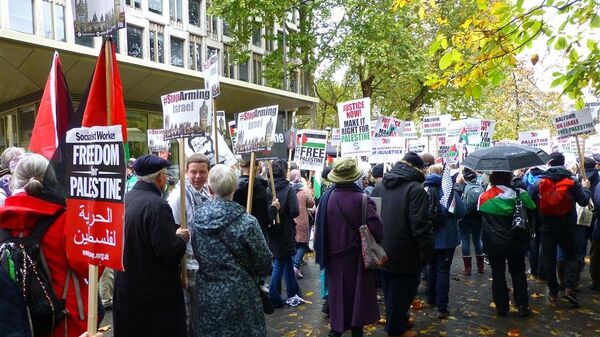 Участники акции и марша в поддержку палестинцев в Лондоне, Великобритания. 4 ноября 2017