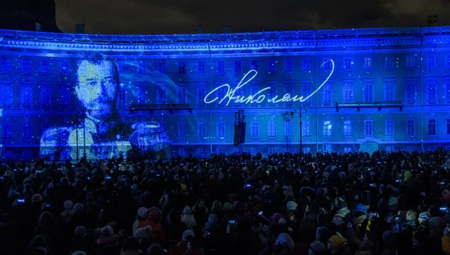 Световое шоу на Дворцовой площади в Санкт-Петербурге. 4 ноября 2017