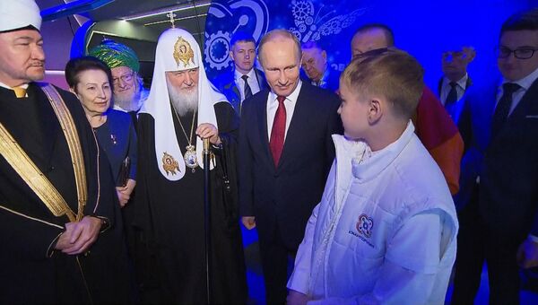 Путин пообщался с юным изобретателем и осмотрел экспонаты на выставке в Манеже