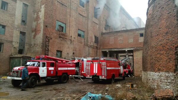 Тушение пожара в заброшенном здании на территории енисейского целлюлозно-бумажного комбината в Красноярске. 5 ноября 2017