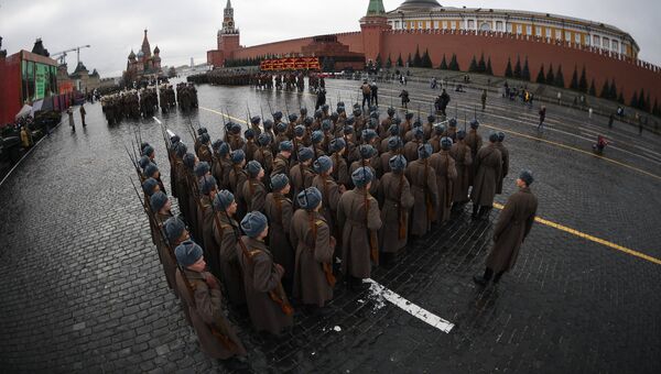 Репетиция марша, посвященного годовщине парада 1941 года, на Красной площади в Москве. Архивное фото