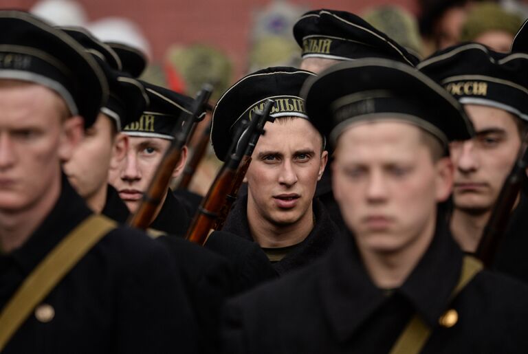 Военнослужащие на генеральной репетиции марша, посвященного 76-й годовщине парада 1941 года, на Красной площади в Москве