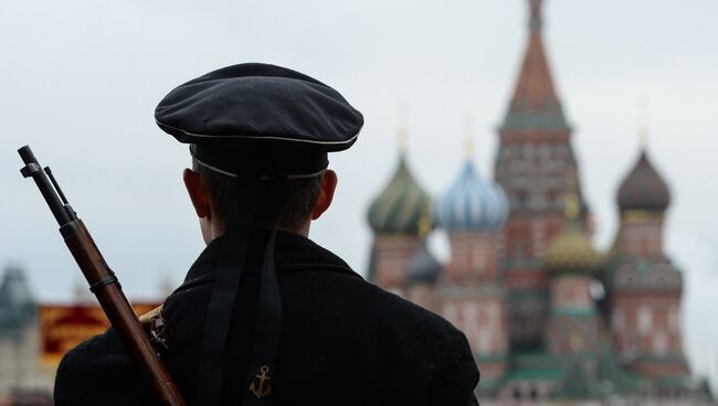 Военнослужащий на генеральной репетиции марша, посвященного годовщине парада 1941 года, на Красной площади в Москве. Архивное фото