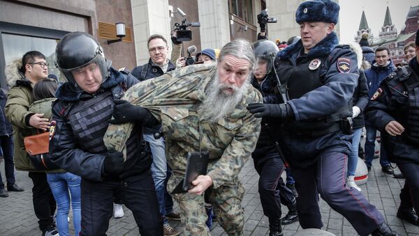 Задержание мужчины во время несанкционированной акции в Москве. 5 ноября 2017