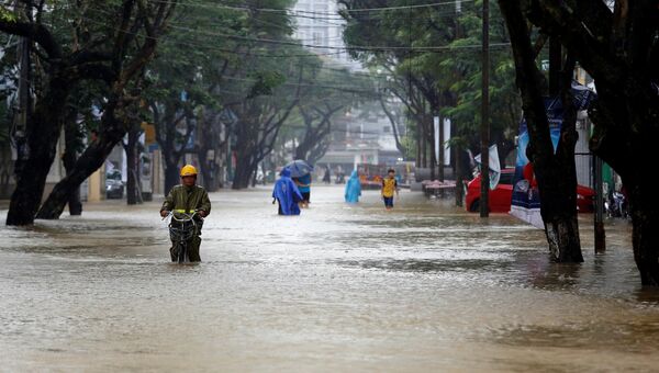 Затопленная дорога после тайфуна Дамри во Вьетнаме. 5 ноября 2017