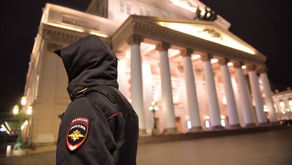 Сотрудник полиции у здания Большого театра в Москве. 5 ноября 2017