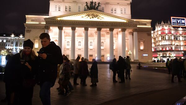 Люди у здания Большого театра в Москве. Архивное фото