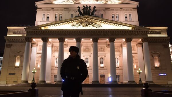 Сотрудник полиции у здания Большого театра в Москве. 5 ноября 2017