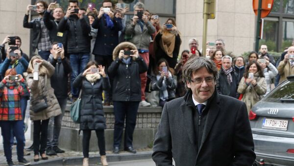 Бывший глава женералитета Каталонии Карлес Пучдемон перед пресс-конференцией в Брюсселе. Архивное фото