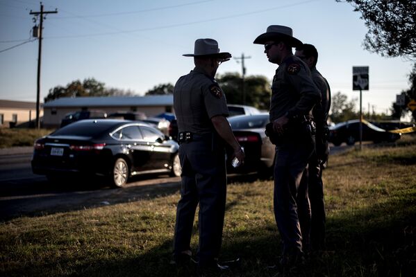 Сотрудники правоохранительных органов США на месте стрельбы у церкви в Сатерленд Спрингс в Техасе, США. 5 ноября 2017