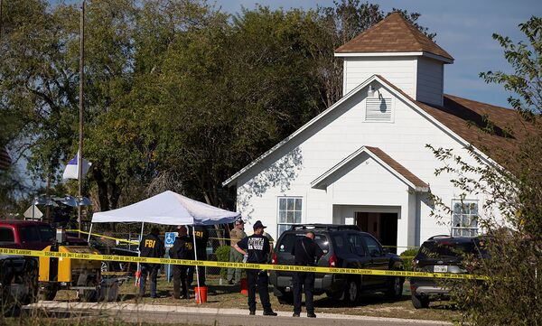 Сотрудники правоохранительных органов США на месте стрельбы у церкви в Сатерленд Спрингс в Техасе, США. 5 ноября 2017