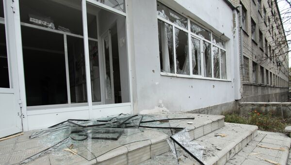 Повреждения в здании училища №58 в Донецке в результате ночного обстрела. 6 ноября 2017