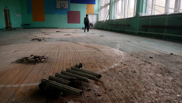 Повреждения спортивного зала Донецкого высшего профессионального училища ресторанного сервиса и торговли в результате ночного обстрела. 6 ноября 2017