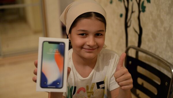 Хеда Ульбиева, выигравшая iPhone X за лучшее стихотворение о президенте РФ Владимире Путине