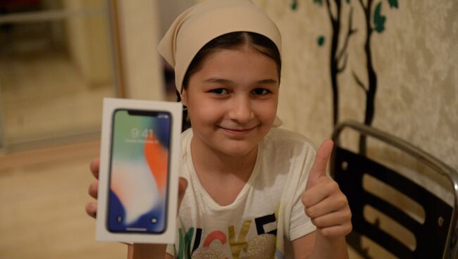 Хеда Ульбиева, выигравшая iPhone X за лучшее стихотворение о президенте РФ Владимире Путине