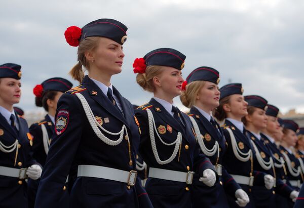 Строй курсантов полиции во время генеральной репетиции Парада Победы на Дворцовой площади в Санкт-Петербурге