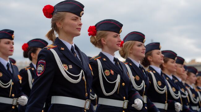 Строй курсантов полиции во время генеральной репетиции Парада Победы на Дворцовой площади в Санкт-Петербурге