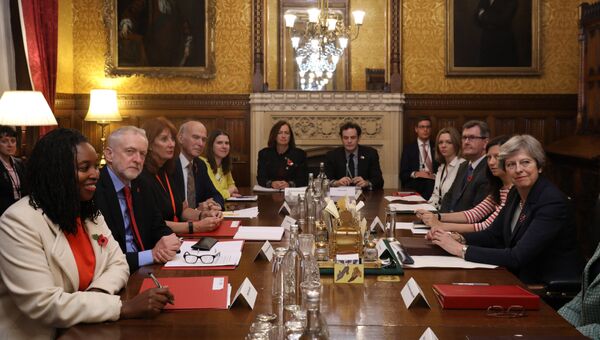 Британский премьер-министр Тереза Мэй во время встречи, на которой обсуждались меры безопасности для сотрудников парламента. 6 ноября 2017