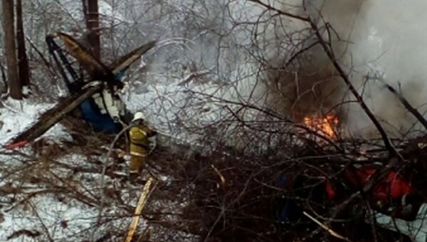 Сотрудники противопожарной службы МЧС России проводят тушение обломков частного самолета Ан-2 в Амурской области. 7 ноября 2017