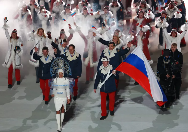 Сборная России во время парада атлетов и членов национальных делегаций на церемонии открытия XXII зимних Олимпийских игр в Сочи Сборная России во время парада атлетов и членов национальных делегаций на церемонии открытия XXII зимних Олимпийских игр в Сочи