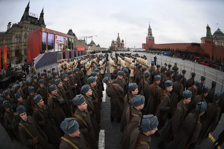 Военнослужащие перед началом марша, посвященного 76-й годовщине военного парада 1941 года. 7 ноября 2017 Военнослужащие перед началом марша, посвященного 76-й годовщине военного парада 1941 года. 7 ноября 2017