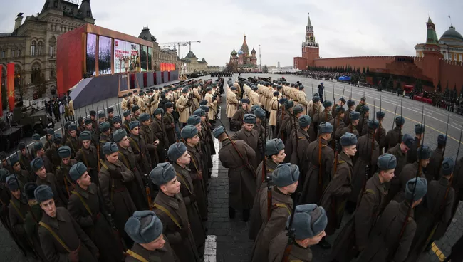 Военнослужащие перед началом марша, посвященного 76-й годовщине военного парада 1941 года. 7 ноября 2017
