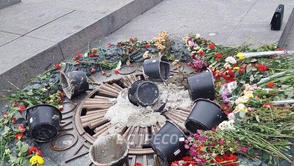 Вечный огонь в Киеве, залитый цементом