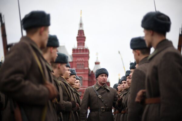 Военнослужащие перед началом марша, посвященного 76-й годовщине военного парада 1941 года. 7 ноября 2017 Военнослужащие перед началом марша, посвященного 76-й годовщине военного парада 1941 года. 7 ноября 2017