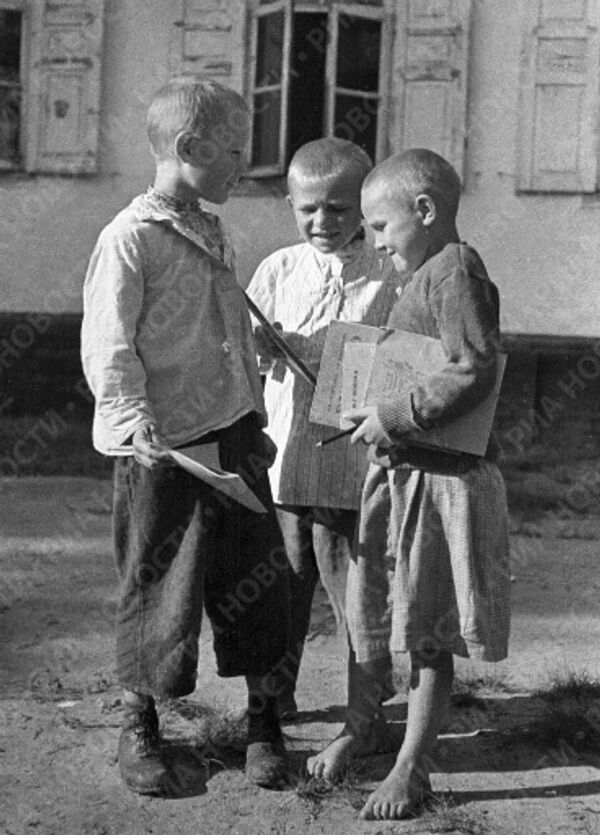 Первоклассники села Ломоваше после уроков в начале учебного года. Архив