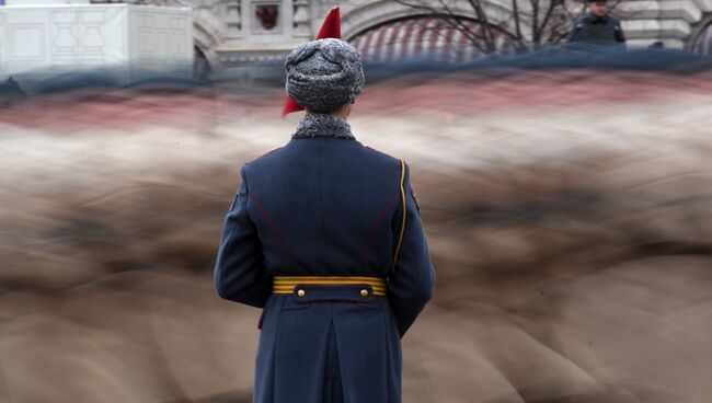 Военнослужащий во время марша, посвященного 76-й годовщине военного парада 1941 года