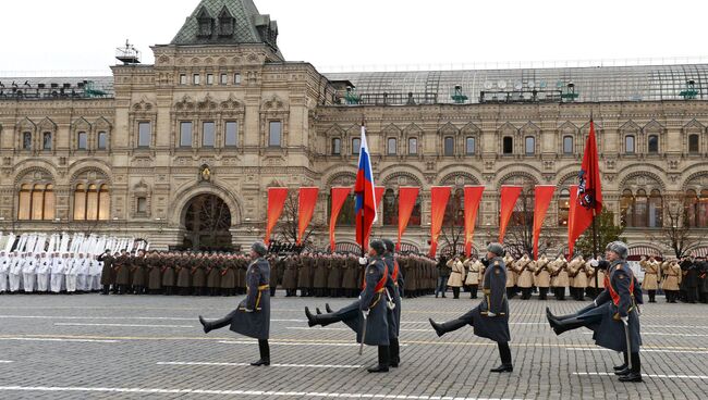 Военнослужащие во время марша, посвященного 76-й годовщине военного парада 1941 года