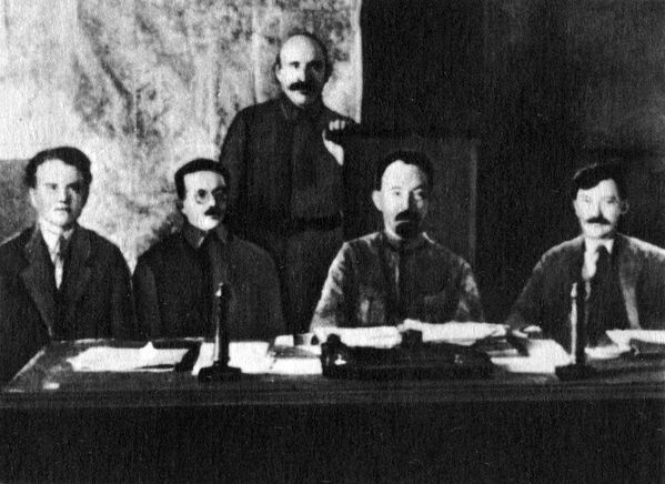 Члены коллегии ВЧК (слева направо) Я. X. Петерс, И. С. Уншлихт, А. Я. Беленький (стоит), Ф. Э. Дзержинский, В. Р. Менжинский, 1921 г.