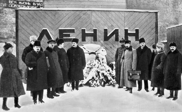 Феликс Дзержинский и Николай Муралов у первого временного деревянного Мавзолея В. И. Ленина