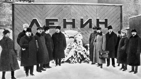 Феликс Дзержинский и Николай Муралов у первого временного деревянного Мавзолея В. И. Ленина