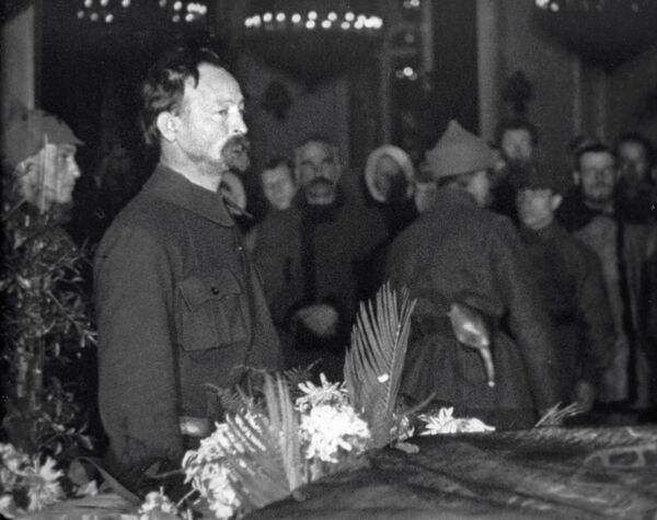 Феликс Дзержинский возле гроба Владимира Ленина